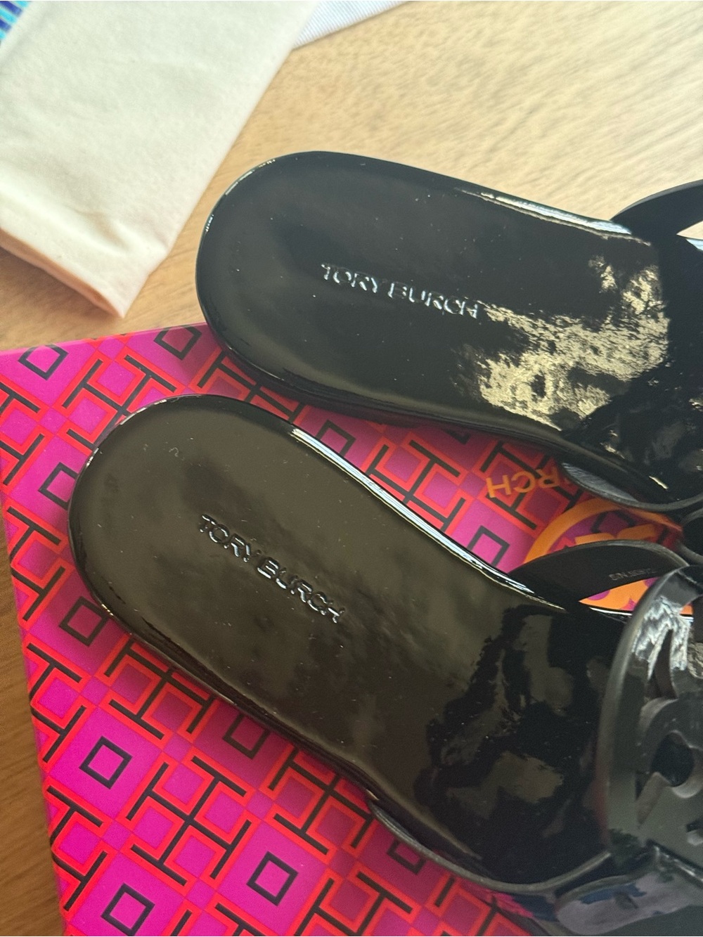 New Tory Burch Black calf Leather Logo Thong Sandals in patent black - Picture 4 of 7